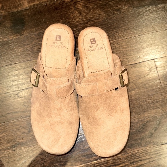 White Mountain Women's Tan Suede Mules new - Picture 3 of 5